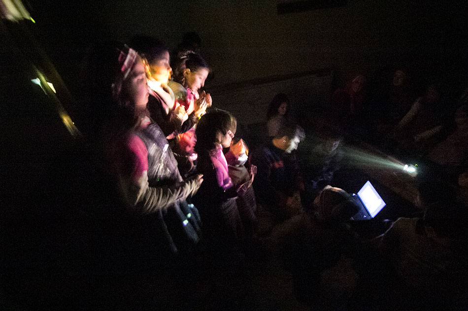 Bild von Kindern, die in einem kleinen Schutzraum singen, während ein Flugzeug über sie hinwegfliegt / "The shadow vocals ", Syrien. Foto: Giath Taha