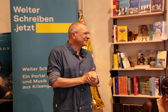 Der Buchhändler Jörg Braunsdorf ist mit WIR MACHEN DAS und Weiter Schreiben von Anfang an verbunden. Er selbst engagiert sich seit Jahren gegen Rechtsradikalismus.