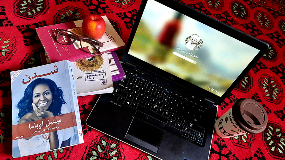 Computer und Bücher von Freshta Ghani © Privat