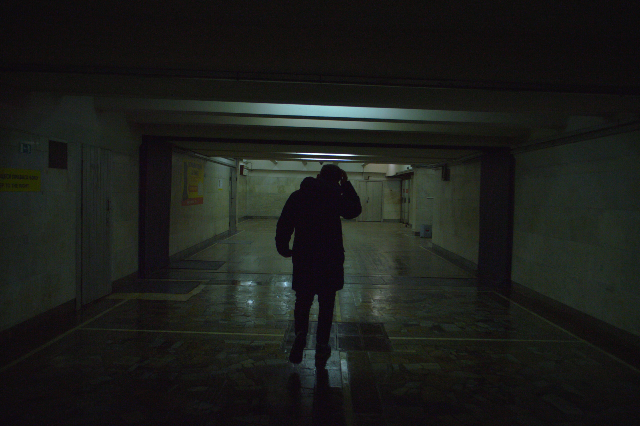 Silouette eines Mannes in einem Tunnel der Minsker U-Bahn