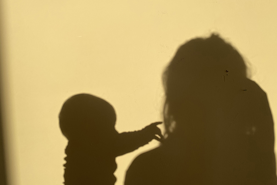 Bild von einem Schatten einer Frau mit Kind © Widad Nabi