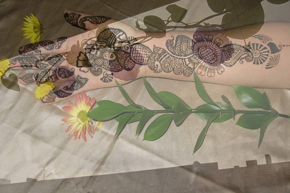 Bild mit Henna-bemaltem Arm und Blumen © Hiral Henna/Flickr – CC BY 2.0 (manipuliert)