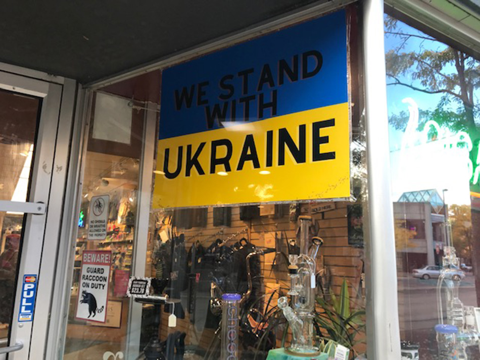 Bild zum Brief von Tanja an Natalka. Eine ukrainische Flagge in einem US Laden mit der Aufschrift: We stand with Ukraine.