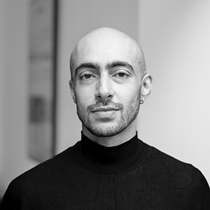 Schwarz Weiß Porträt des Autors Ahmed Awadalla.