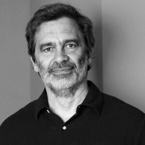 Ein Schwarz-Weiß Porträt des Autors Nicol Lubjic