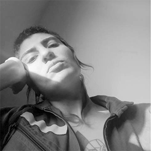 Schwarz-Weis Portrait der iranischen Künstlerin Tirdad Hashemi, Copyright: Privat