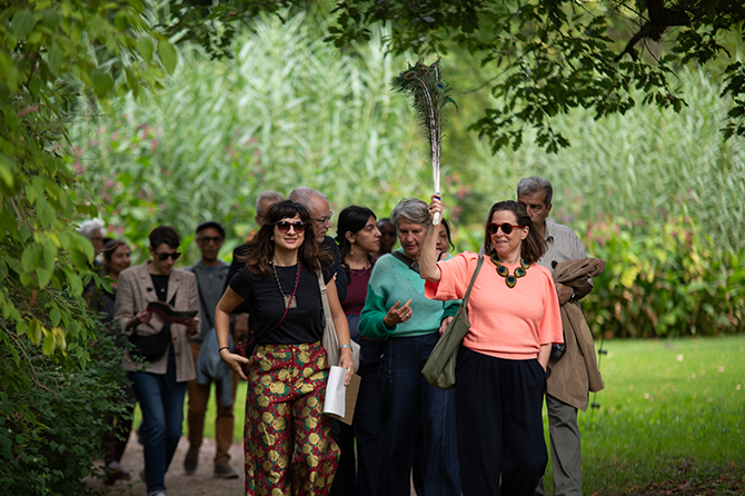 Eine gGruppe von menschen schlängelt sich durch das Dickicht der Pfaueninsel.