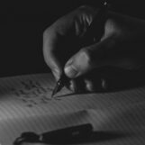 Foto einer schreibenden Hand