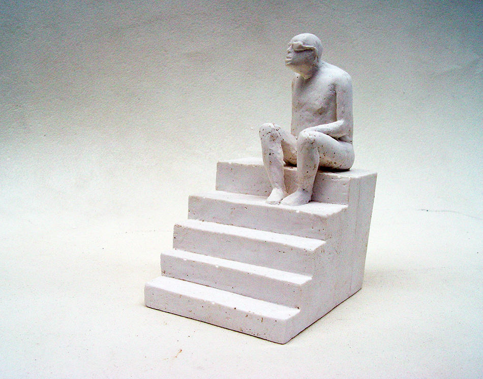 Foto einer Kunstharz Skulptur des Künstlers Mohamad Omran . Ein wartender mann mit Sonnenbrille sitzt au einer Treppe.