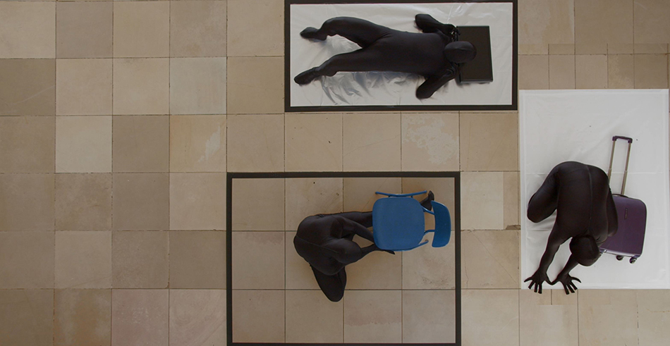 Filmstill aus der Video Performance „Physical Quarantine“ © Bahzad Sulaiman, 2021