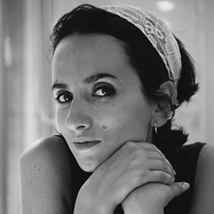 Ein Schwarz-weiß Porträt der Autorin Zein Khuzam.