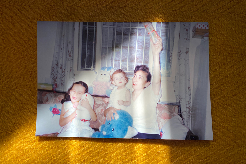 Ein farbiges Archivfoto zeigt die Autorin Zein als Kind in ihrem Elternhaus mit Mutter und Geschwisterchen.