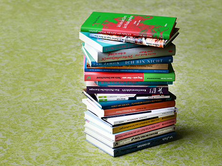 Bücherstapel von Büchern von Weiter Schreiben Autor*innen