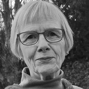 Schwarz-Weiß Porträt der Übersetzerin Jutta Himmelreich.